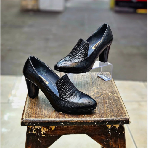 کفش زنانه راحتی تمام چرم شیک و راحت پاشنه دار