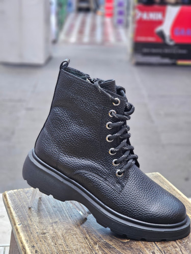 نیم بوت زنانه بندهدار و زیپدار تمام چرم طبیعی کد ۶۸۰